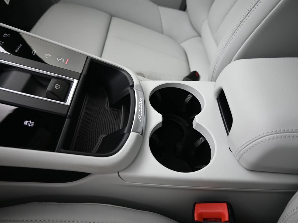 Certified 2025 Porsche Macan AWD/4WD image 16