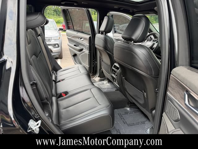 Used 2025 Jeep Grand Cherokee Limited w/ Luxury Tech Group II AWD/4WD image 17