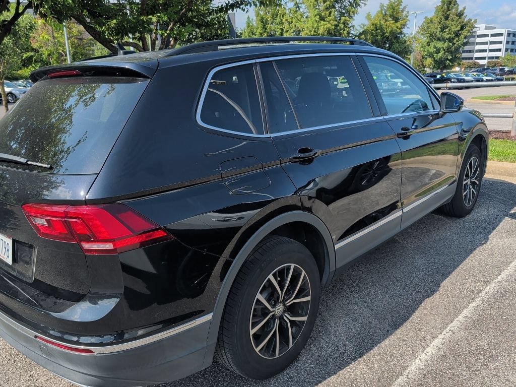 Used 2021 Volkswagen Tiguan SE w/ Panoramic Sunroof Package FWD image 5