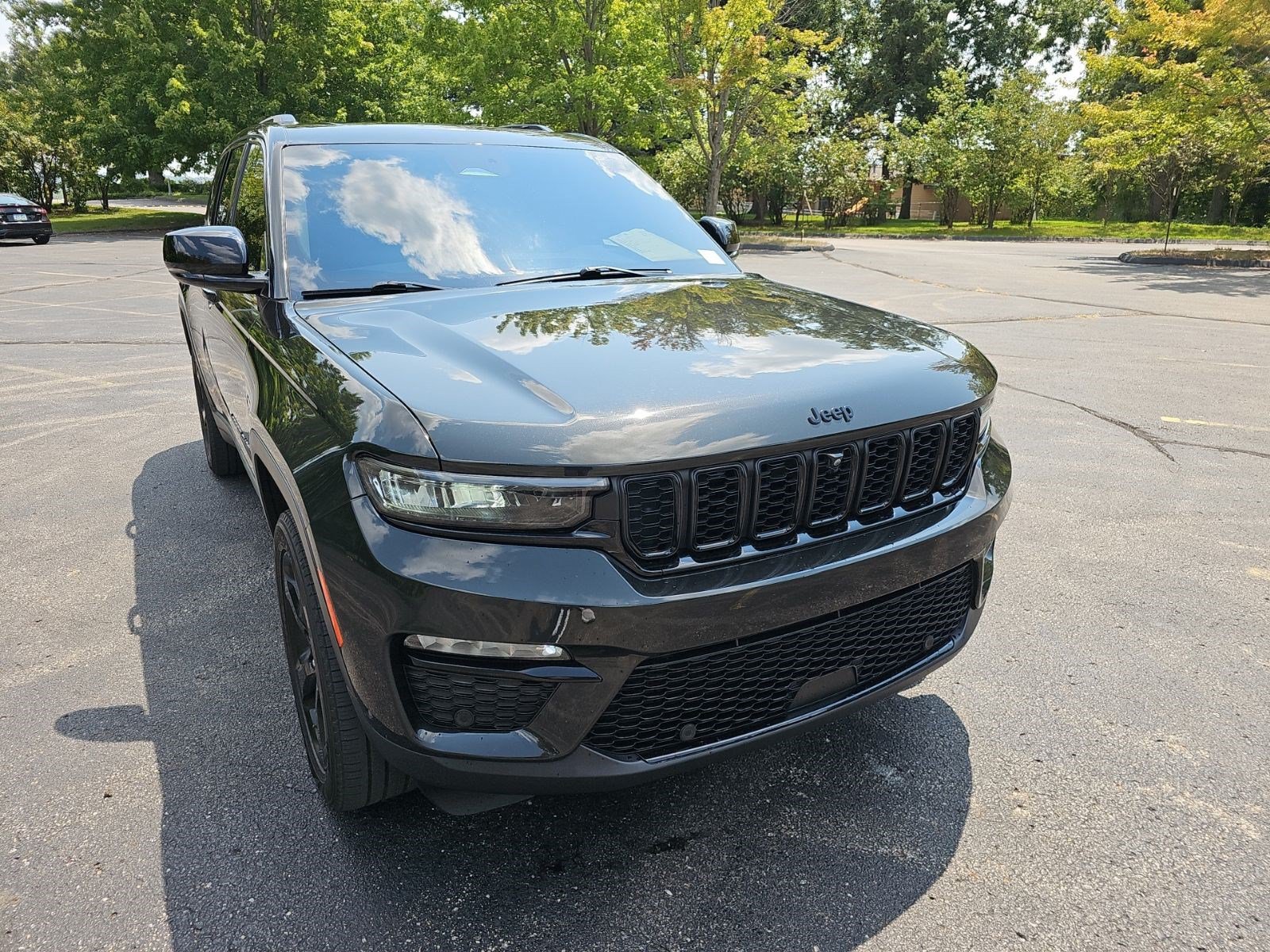 Used 2023 Jeep Grand Cherokee Limited w/ Luxury Tech Group II AWD/4WD image 8