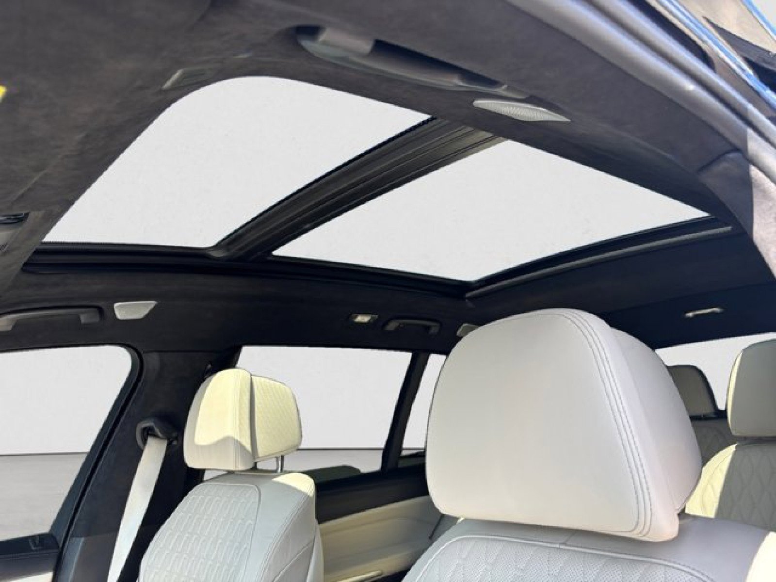 Used 2023 BMW X7 xDrive40i w/ Executive Package image 12