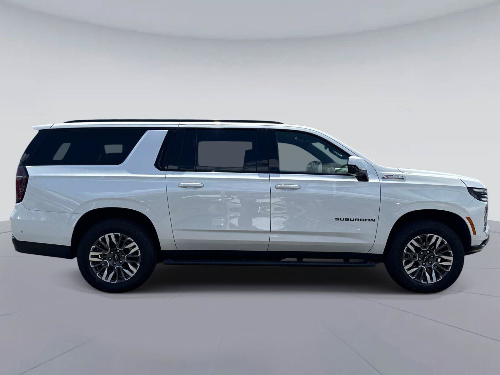 Used 2025 Chevrolet Suburban Z71 AWD/4WD image 2