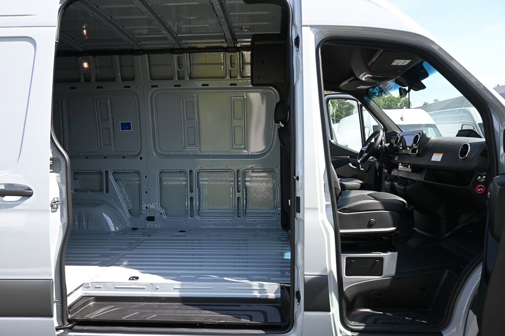Used 2025 Mercedes-Benz Sprinter 2500 image 23