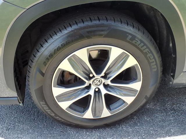 Certified 2024 Toyota Highlander XLE FWD image 30