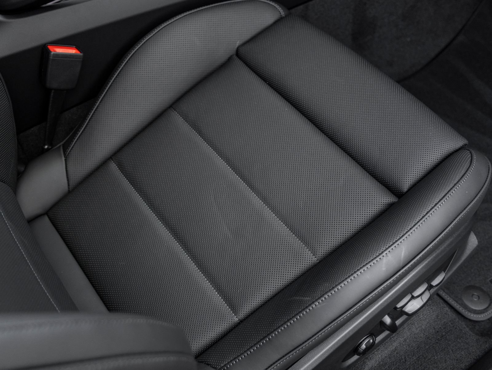 Certified 2025 Porsche Macan Electric RWD image 40
