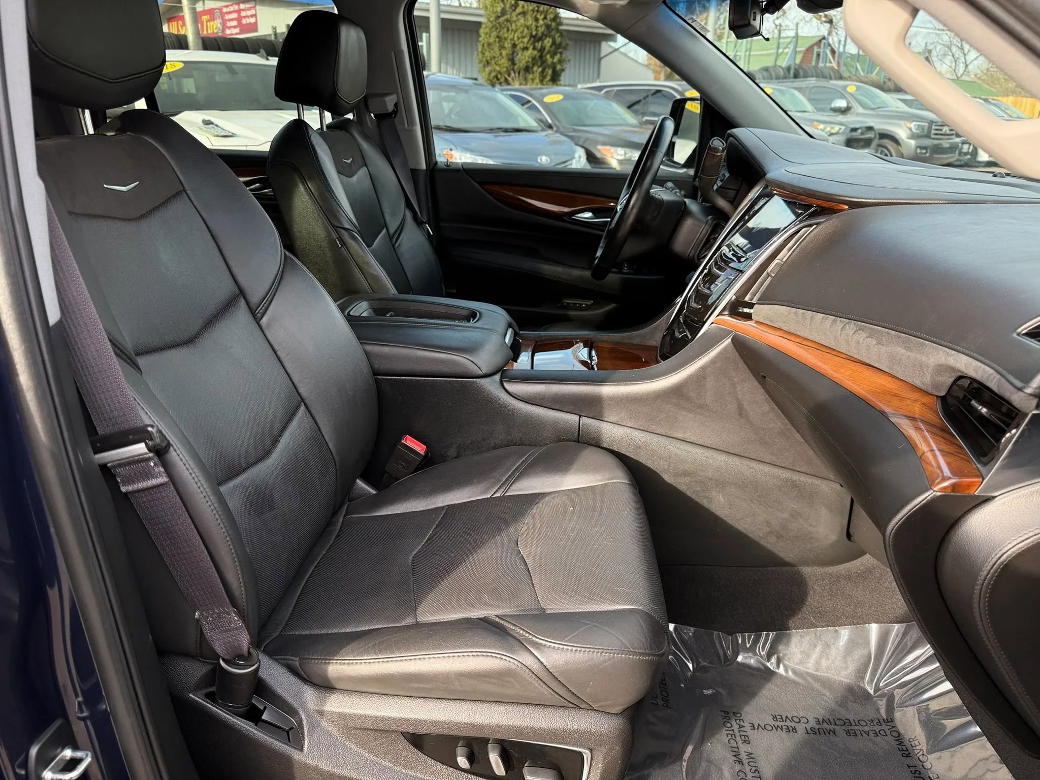 Used 2017 Cadillac Escalade Premium Luxury image 24