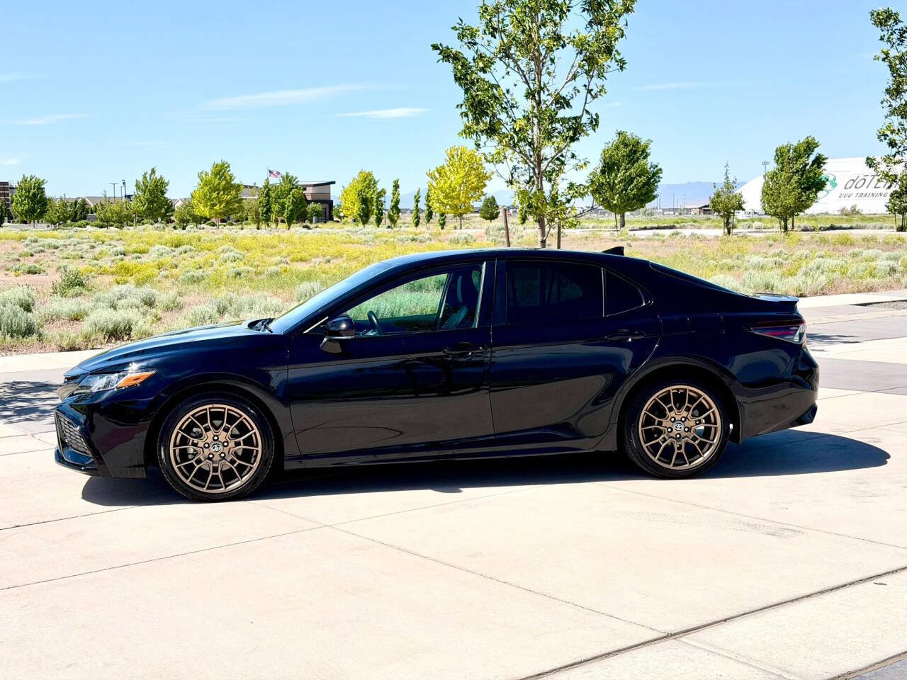 Used 2023 Toyota Camry SE FWD image 9
