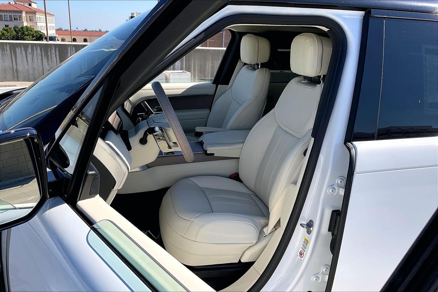 New 2026 Land Rover Range Rover Long Wheelbase SE AWD/4WD image 16