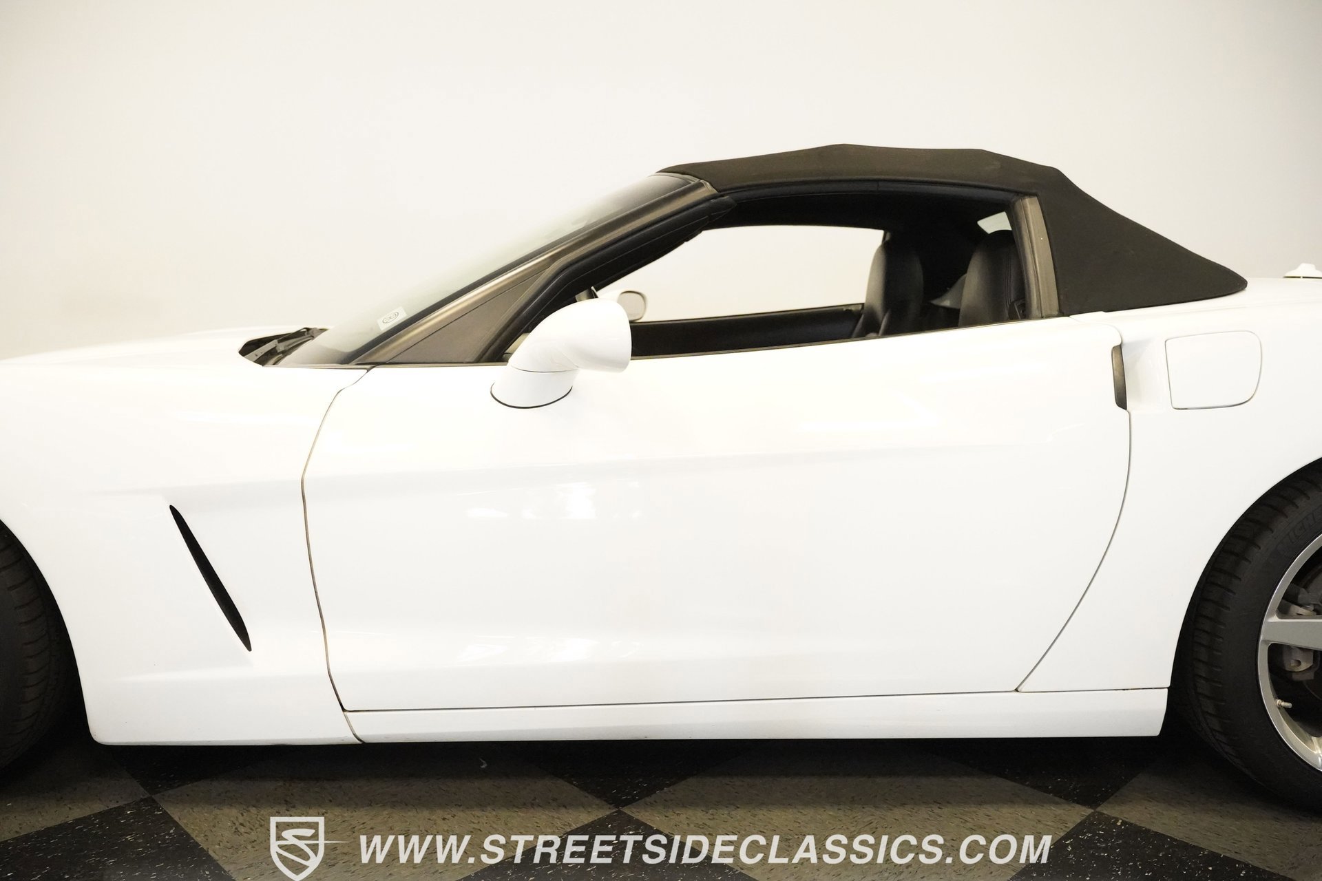 Used 2005 Chevrolet Corvette Convertible w/ Preferred Equipment Group image 15