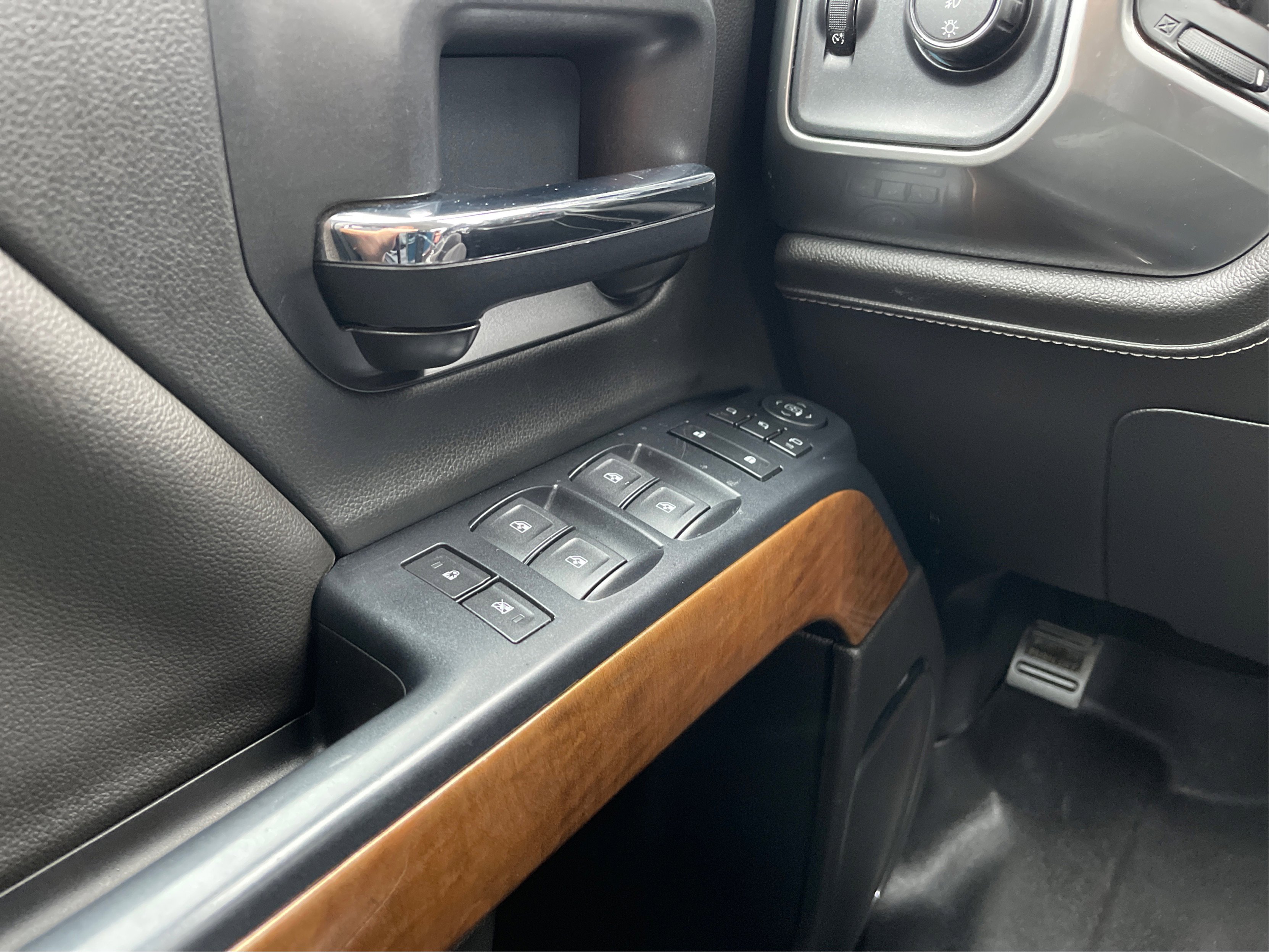 Used 2017 Chevrolet Silverado 1500 LTZ image 34