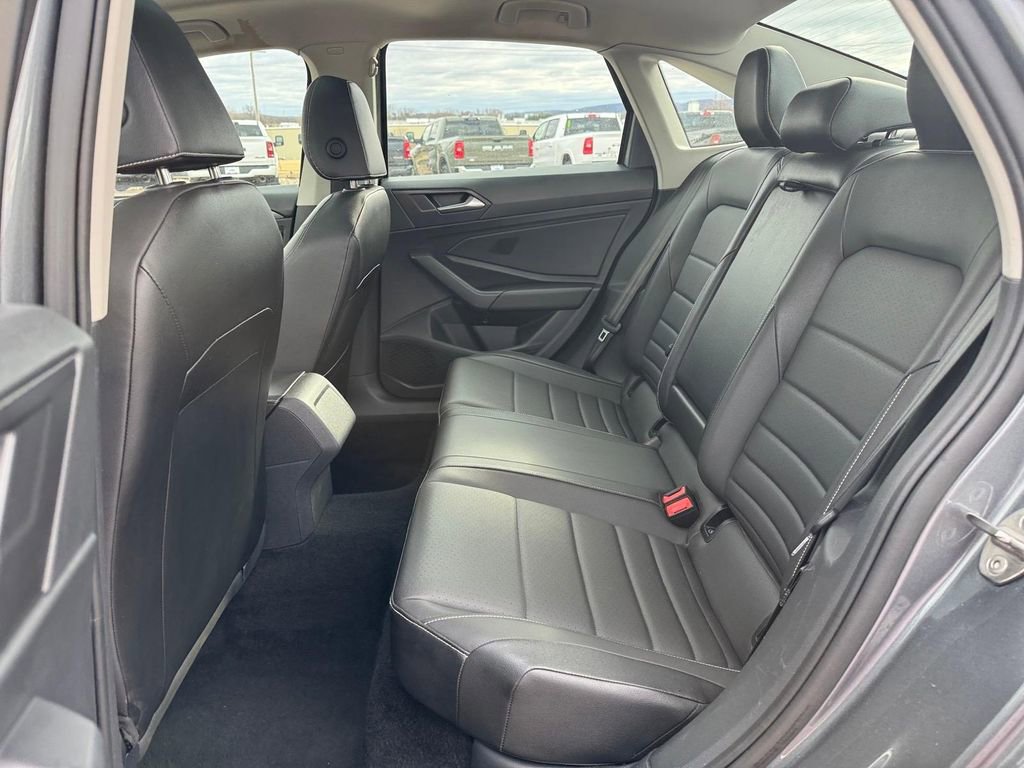 Used 2024 Volkswagen Jetta SE image 9
