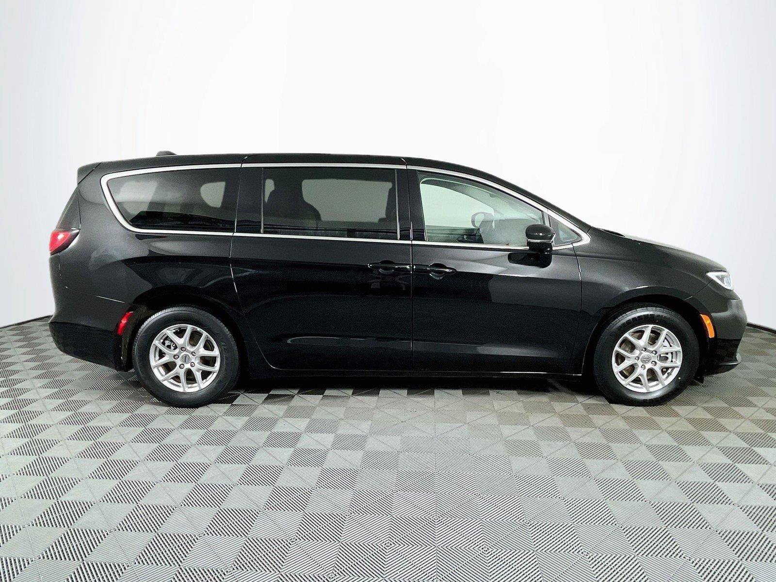 Used 2024 Chrysler Pacifica Touring-L FWD image 10