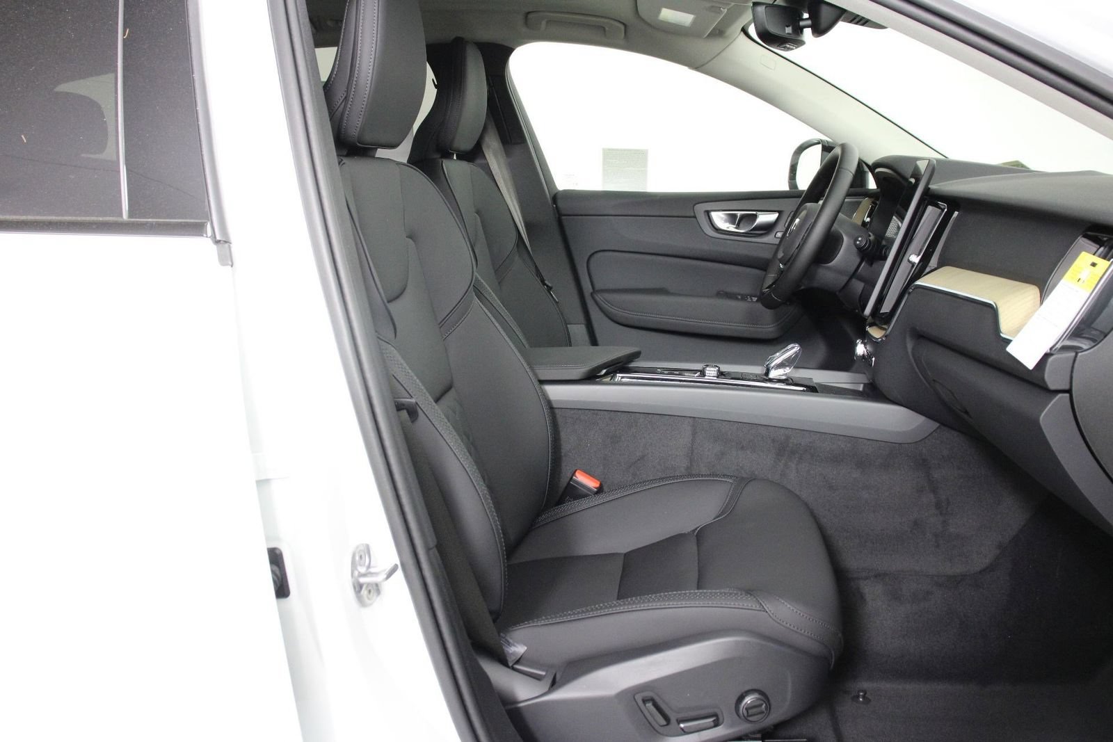 New 2026 Volvo XC60 B5 Plus w/ Climate Package PRO AWD/4WD image 10