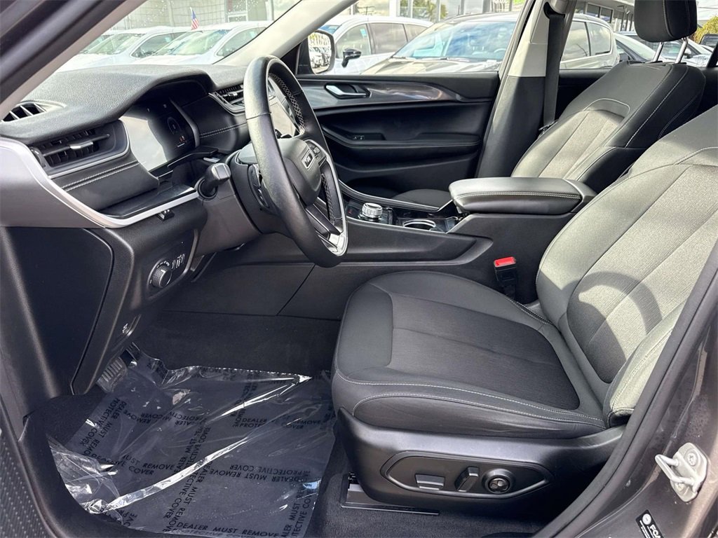 Used 2022 Jeep Grand Cherokee Laredo w/ Luxury Tech Group I image 23