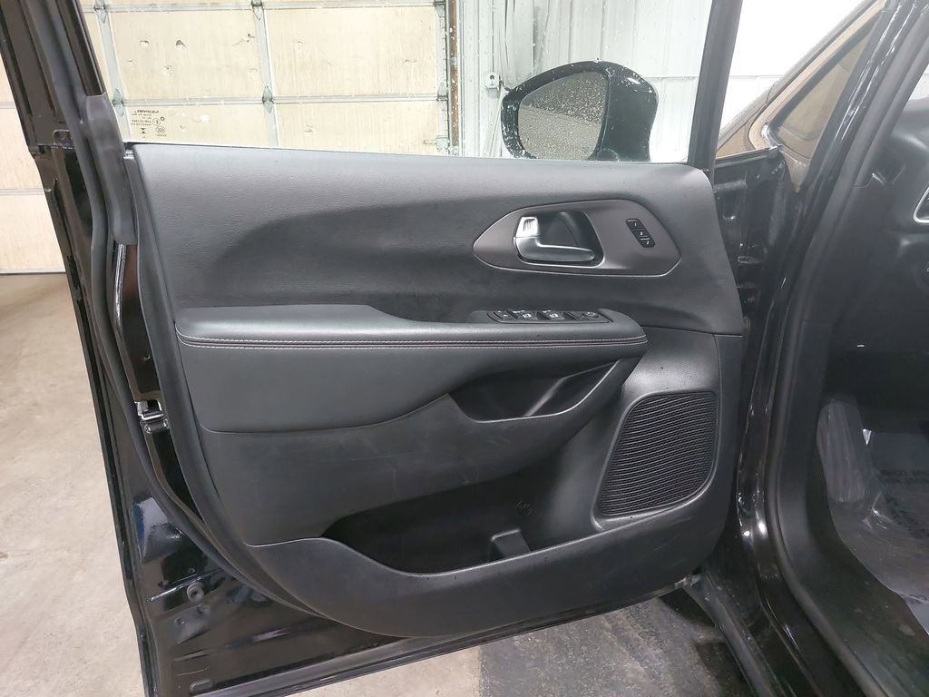 Used 2025 Chrysler Pacifica Select FWD image 25