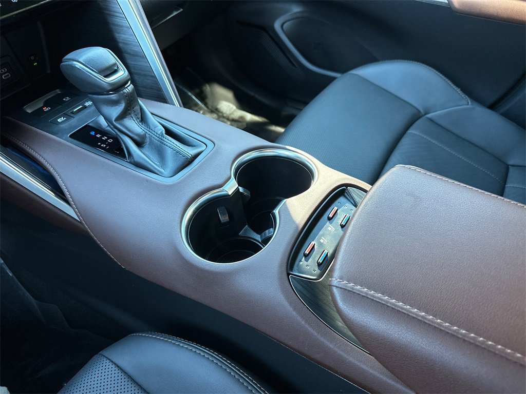 Used 2024 Toyota Venza Limited image 30