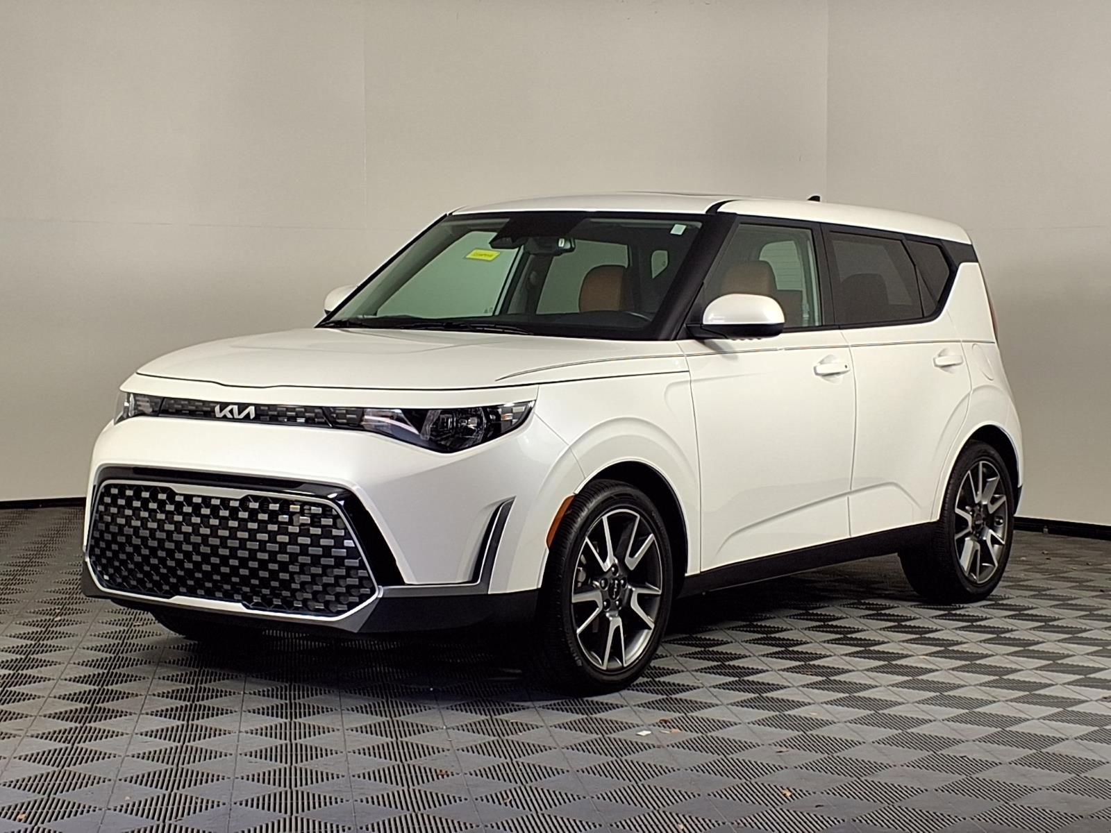 Used 2024 Kia Soul EX w/ Option Group 015 FWD image 3