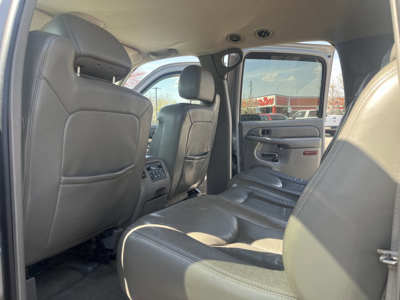 Used 2005 GMC Yukon XL Denali image 16