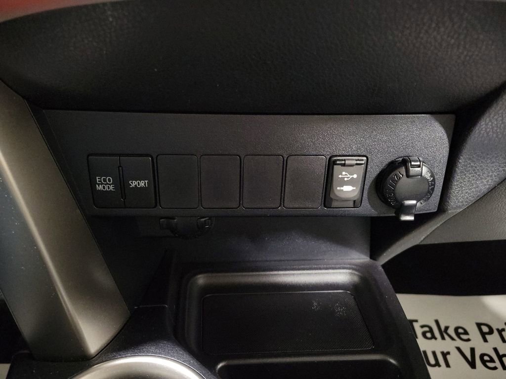 Used 2015 Toyota RAV4 LE image 16