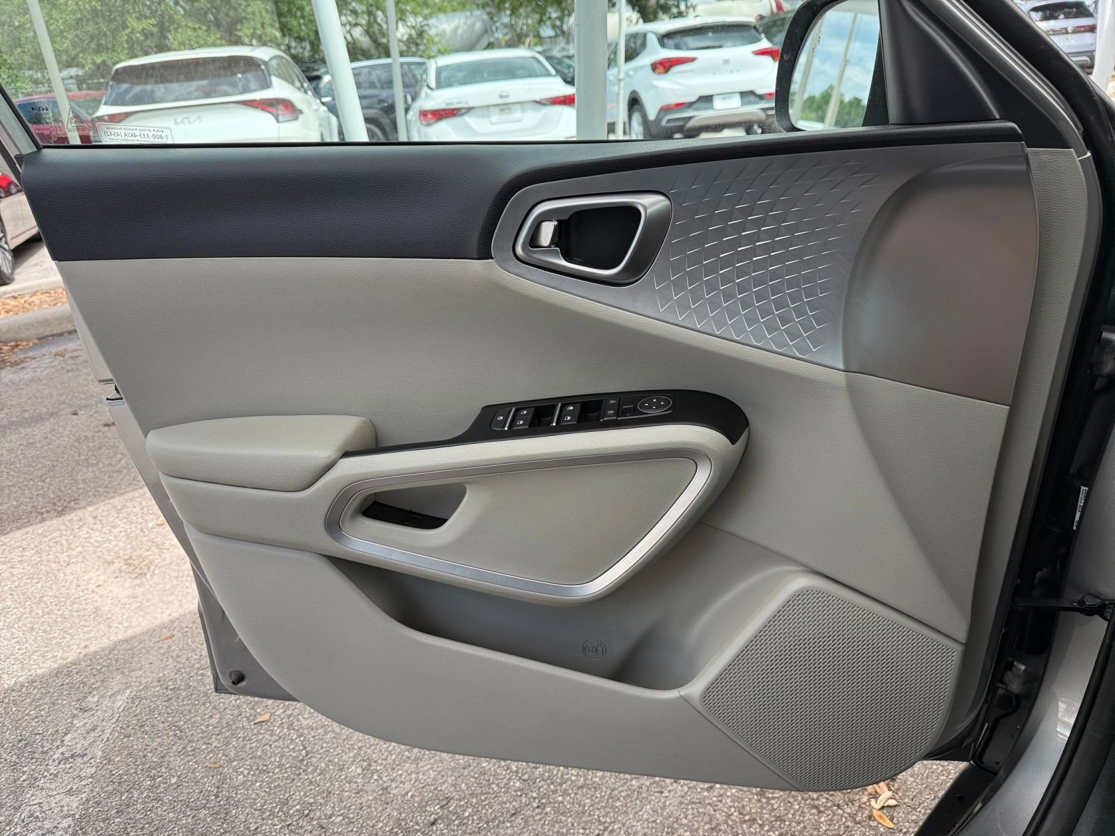 Used 2025 Kia Soul LX w/ LX Technology Package FWD image 18