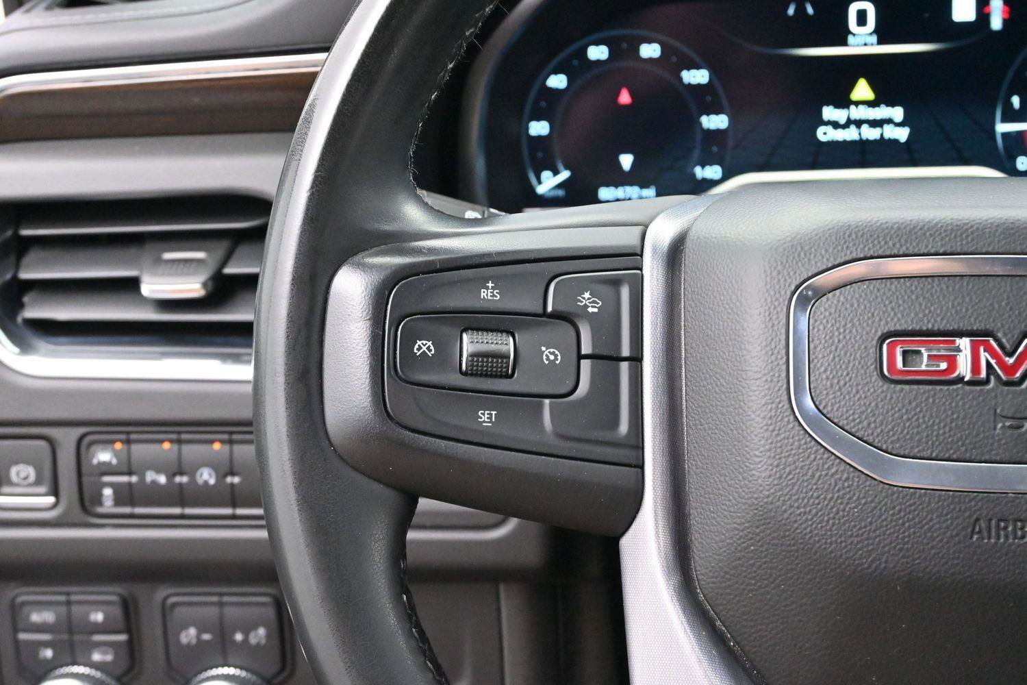 Used 2023 GMC Yukon XL SLE w/ Gmc Pro Safety Plus Package AWD/4WD image 17