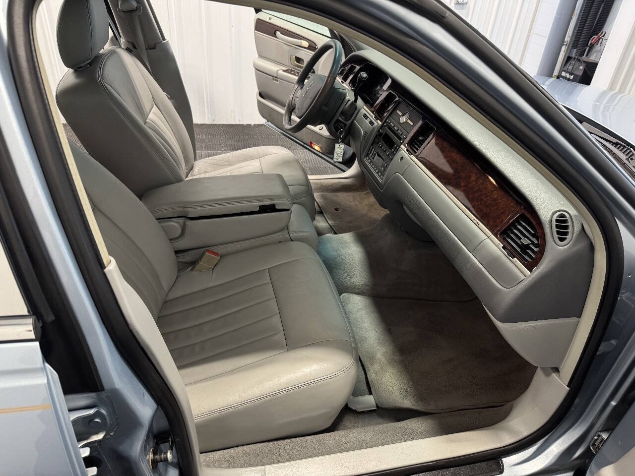 Used 2006 Lincoln Town Car Signature RWD image 16