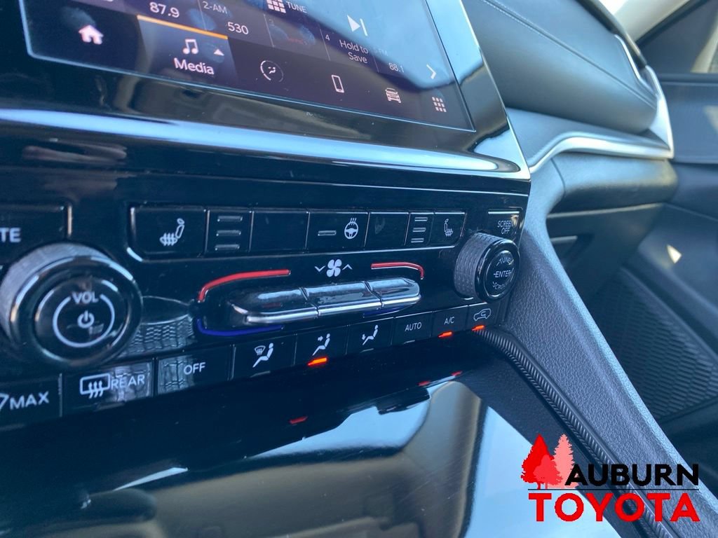 Used 2023 Jeep Grand Cherokee Laredo w/ Luxury Tech Group I AWD/4WD image 42