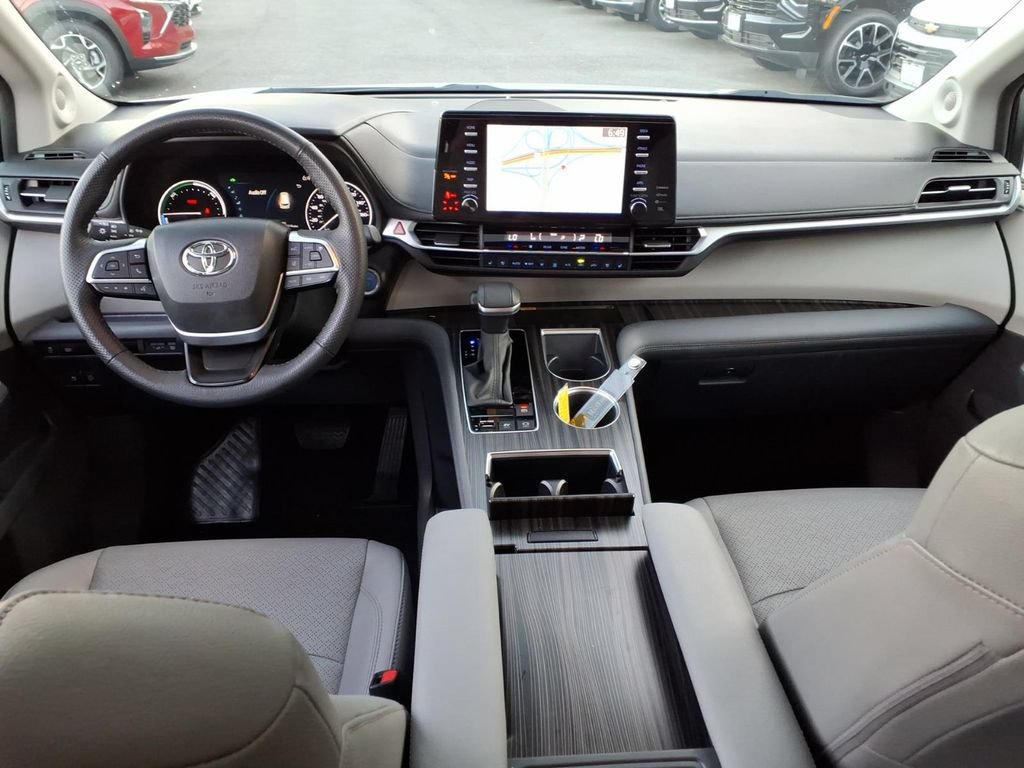 Used 2024 Toyota Sienna Limited AWD/4WD image 27