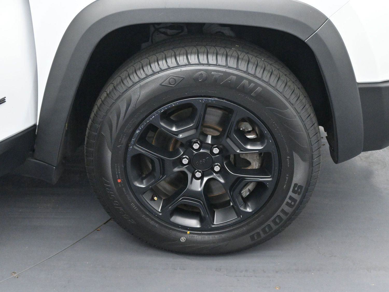 Used 2022 Jeep Cherokee Trailhawk w/ Trailer Tow Group AWD/4WD image 30