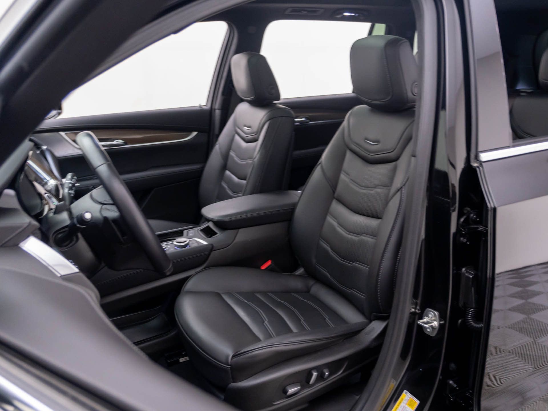 Certified 2025 Cadillac XT6 Premium Luxury w/ Platinum Package image 16