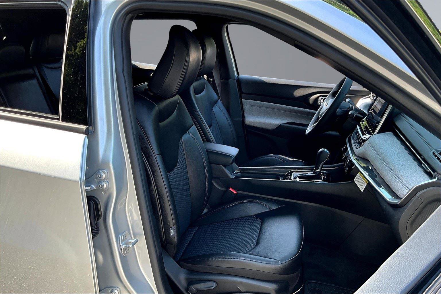 New 2025 Jeep Compass Latitude w/ Sun & Sound Group image 8