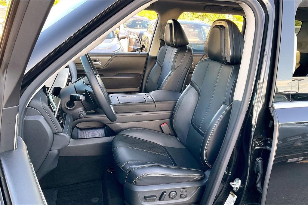 Used 2025 INFINITI QX80 Sensory image 24