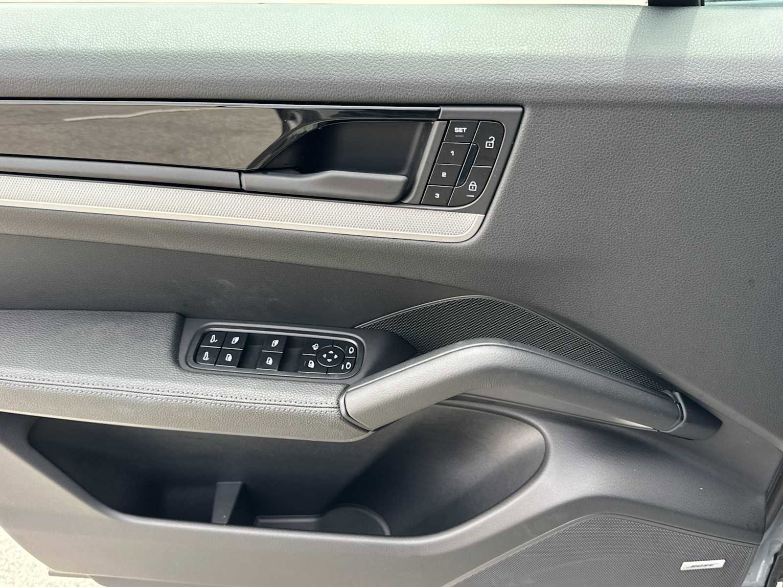 Certified 2025 Porsche Cayenne image 12