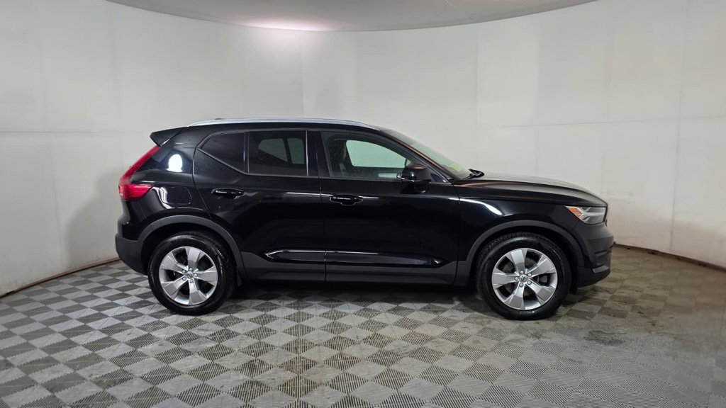 Used 2021 Volvo XC40 T5 Momentum w/ Climate Package image 8