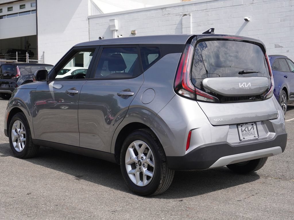 Used 2025 Kia Soul LX w/ LX Technology Package FWD image 8
