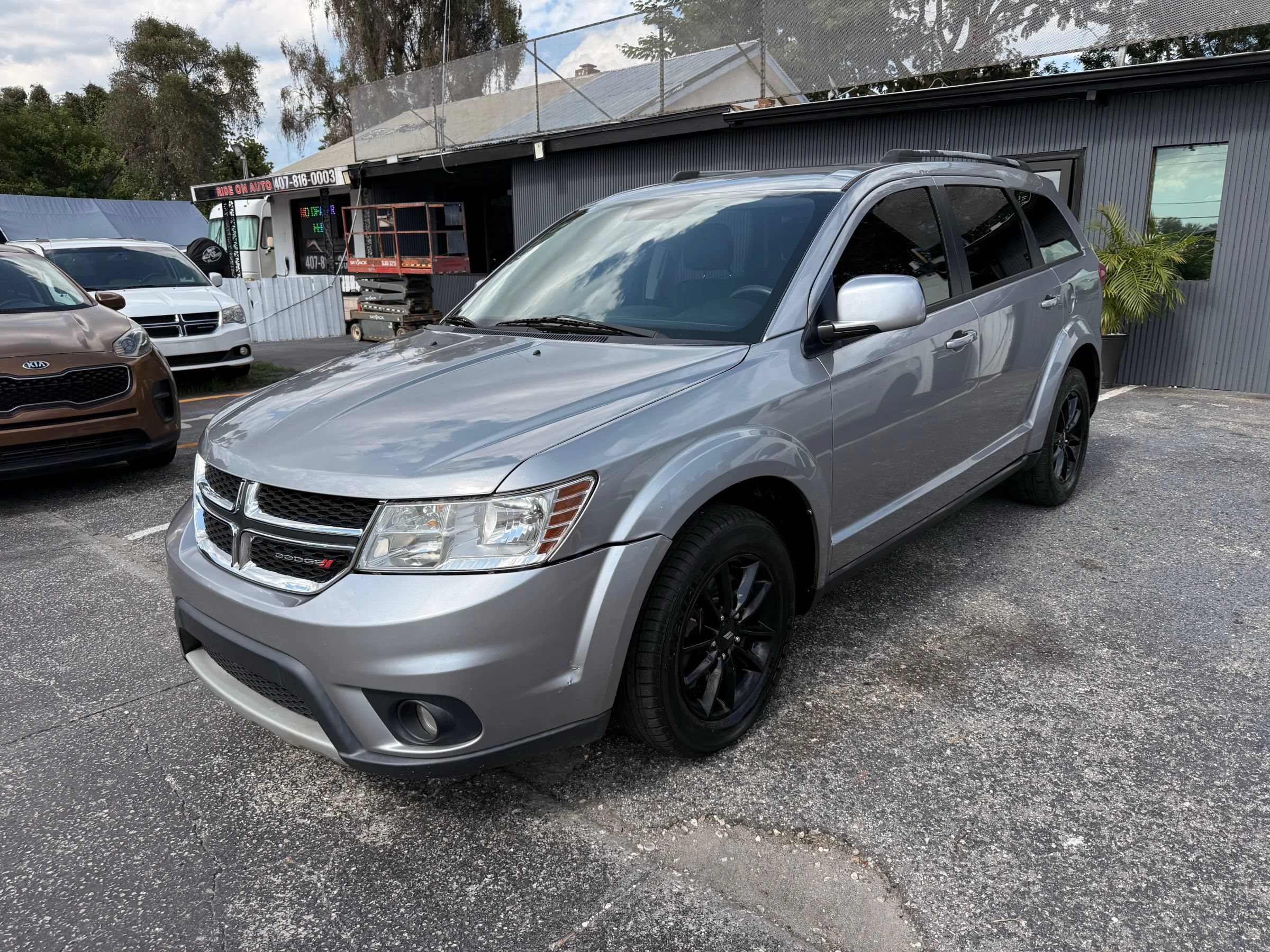 Used 2017 Dodge Journey SXT w/ Comfort/Convenience Group FWD image 1