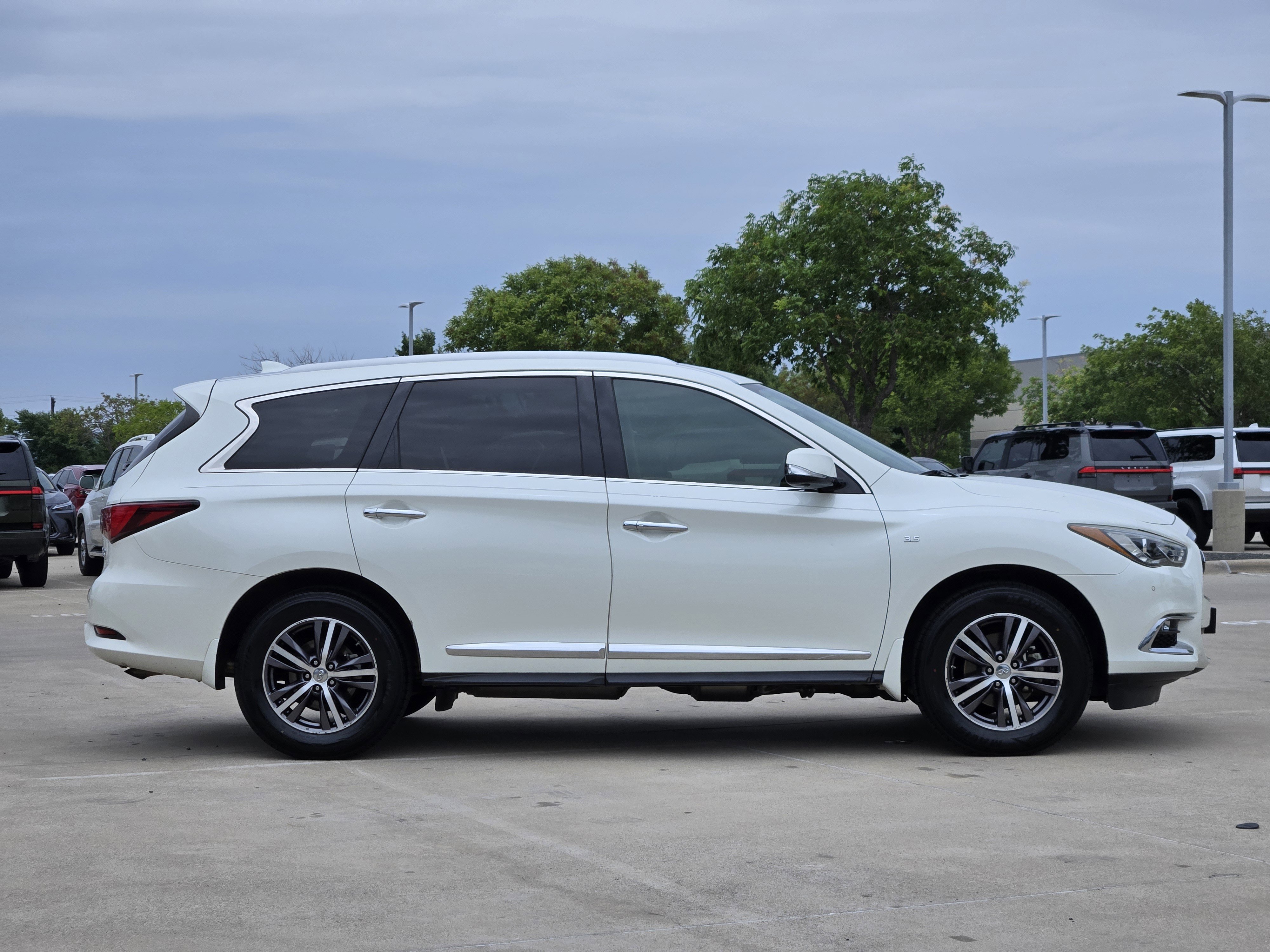 Used 2019 INFINITI QX60 Luxe w/ Essential Package FWD image 5