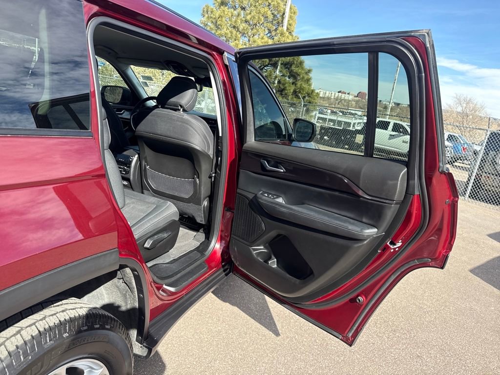 Used 2023 Jeep Grand Cherokee L Laredo image 24