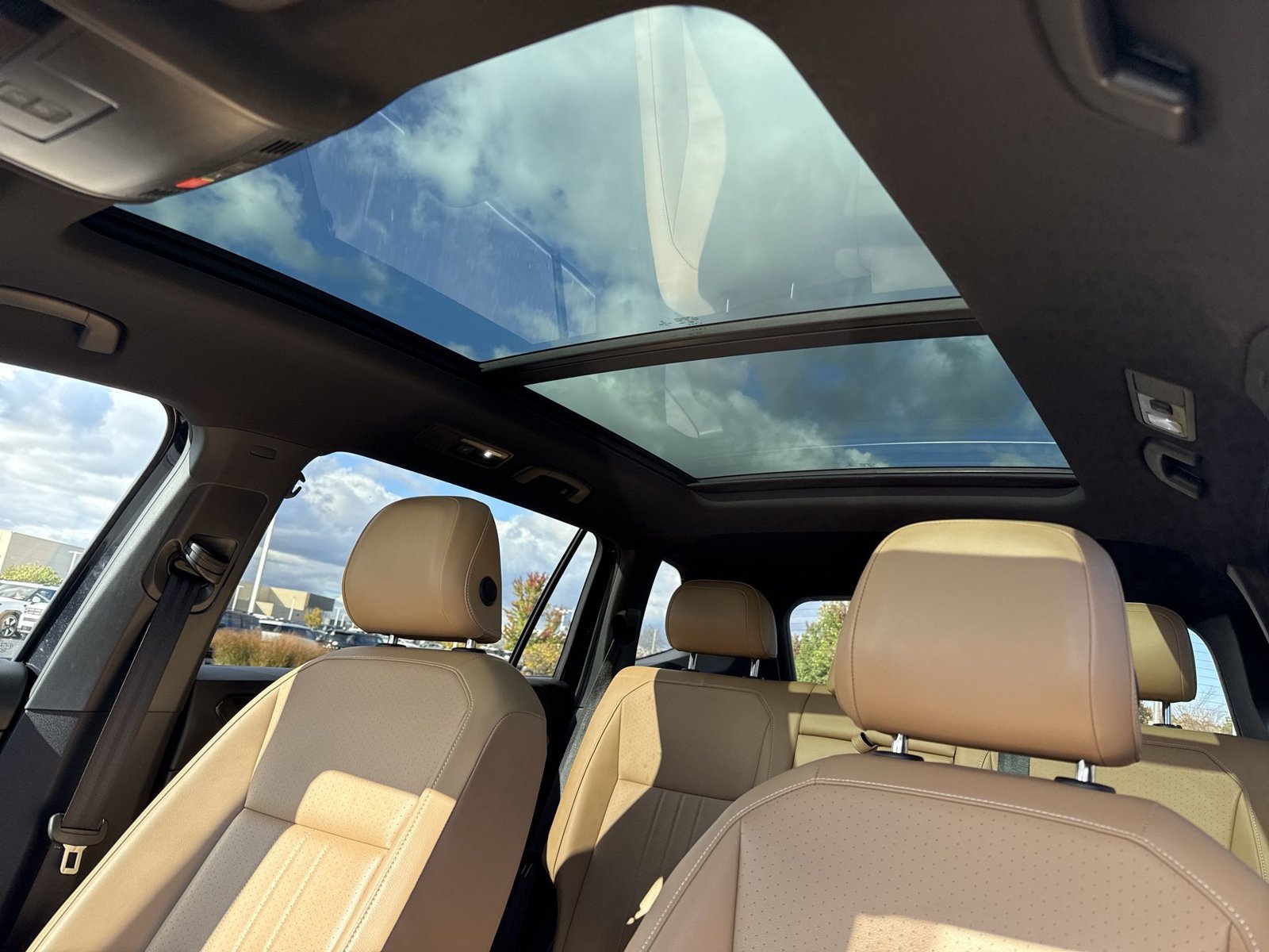 Used 2023 Volkswagen Tiguan SE w/ Panoramic Sunroof Package AWD/4WD image 23