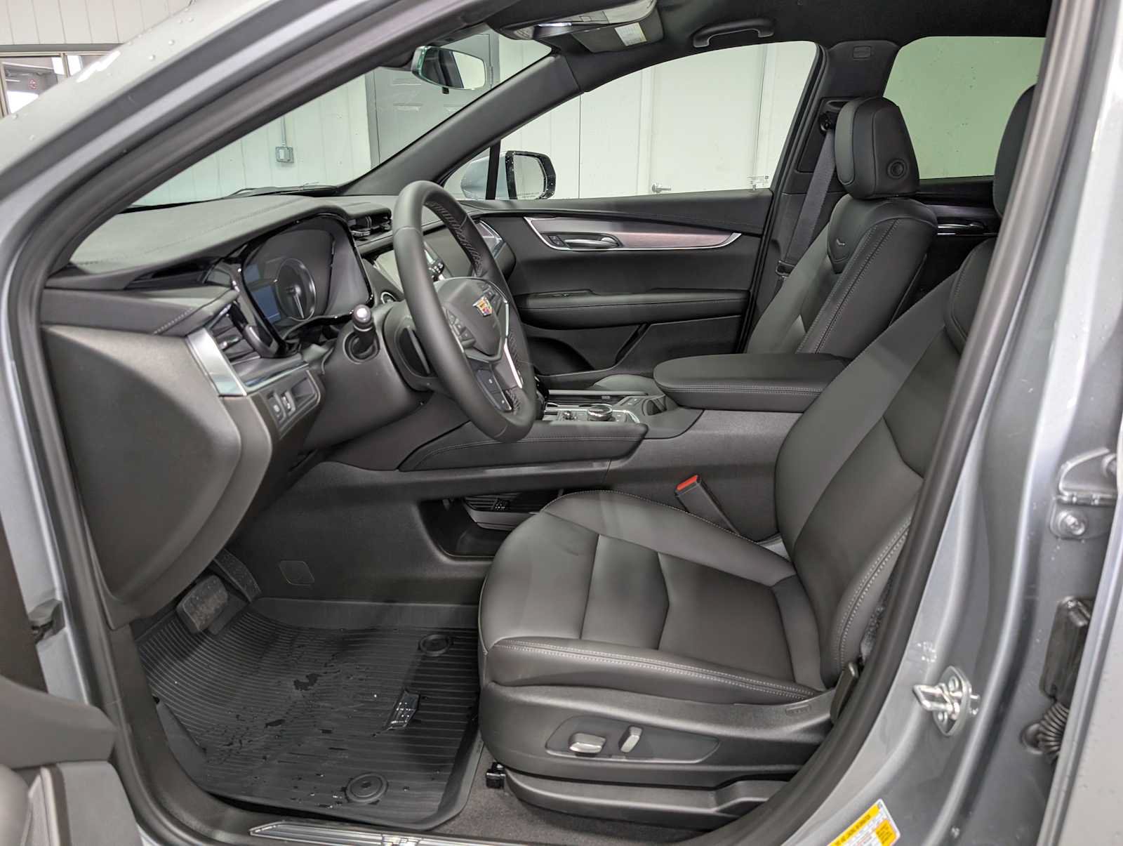 New 2026 Cadillac XT5 Luxury w/ LPO, Floor Liner Package AWD/4WD image 4