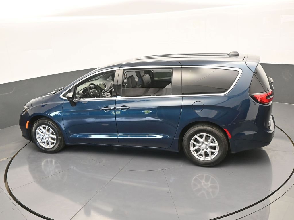 Used 2025 Chrysler Pacifica Select image 42