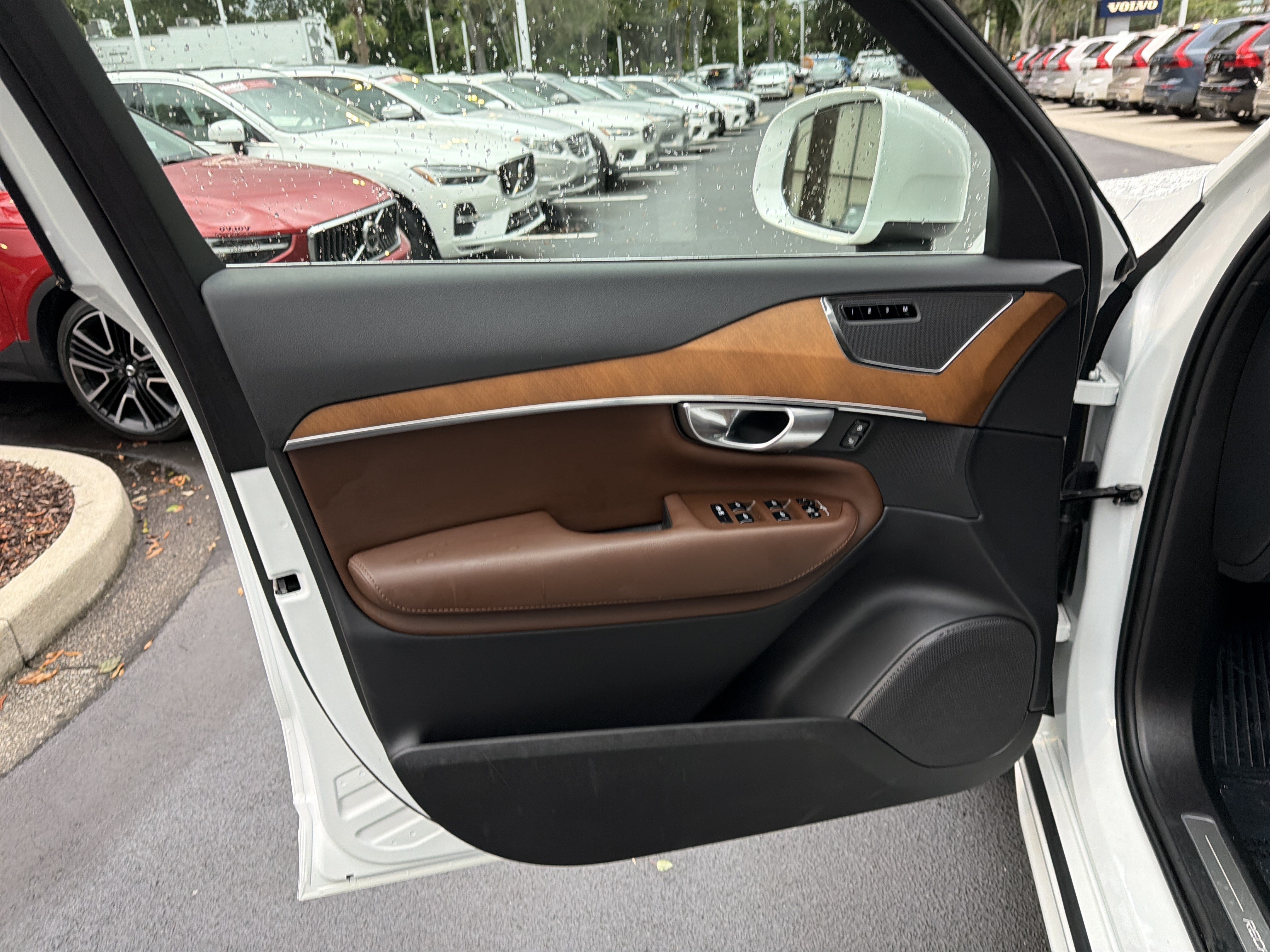 Certified 2024 Volvo XC90 T8 Plus w/ Protection Package Premier AWD/4WD image 14