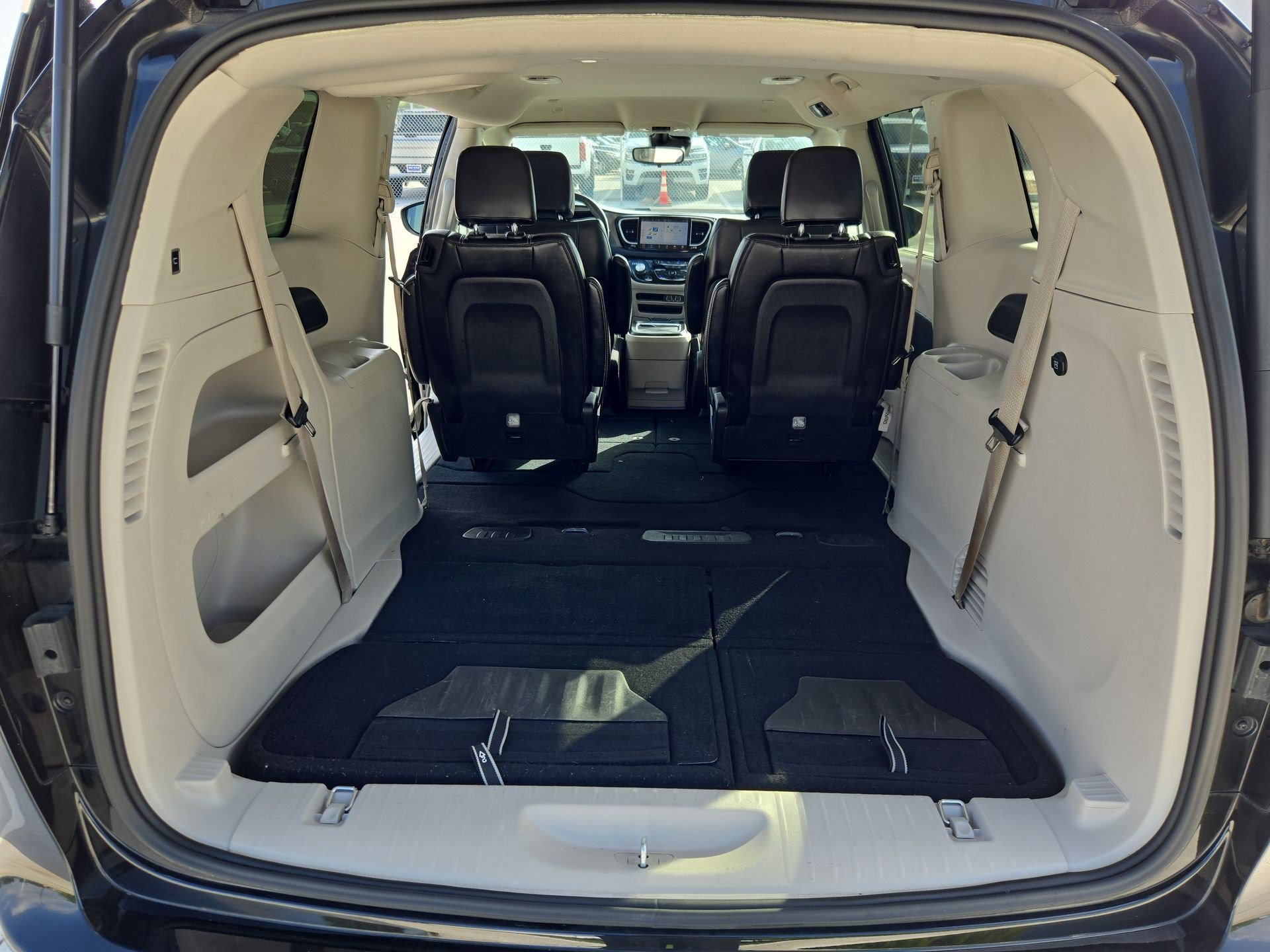 Used 2023 Chrysler Pacifica Touring-L FWD image 29