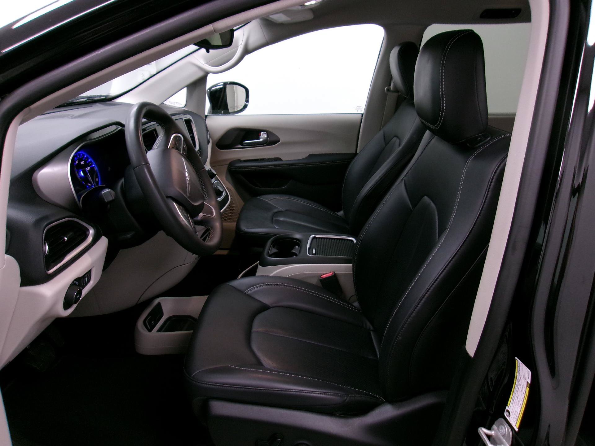 Used 2024 Chrysler Pacifica Touring-L FWD image 8