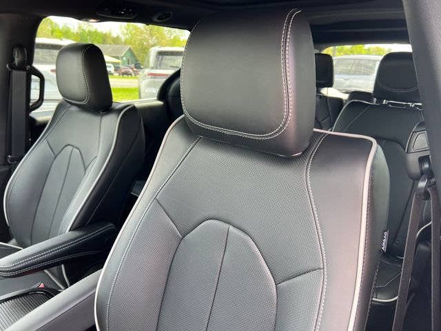 New 2027 Chrysler Pacifica Limited FWD image 12