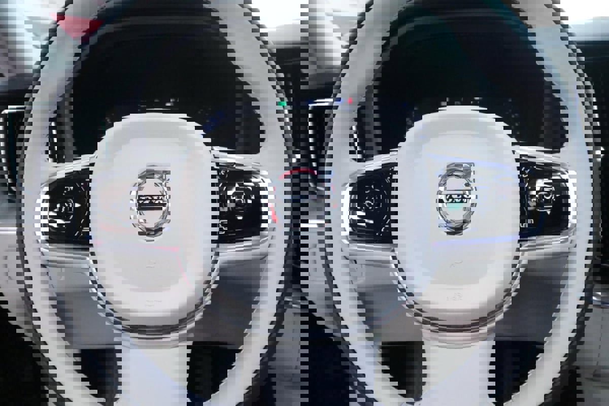 Used 2023 Volvo XC60 B5 Plus image 21