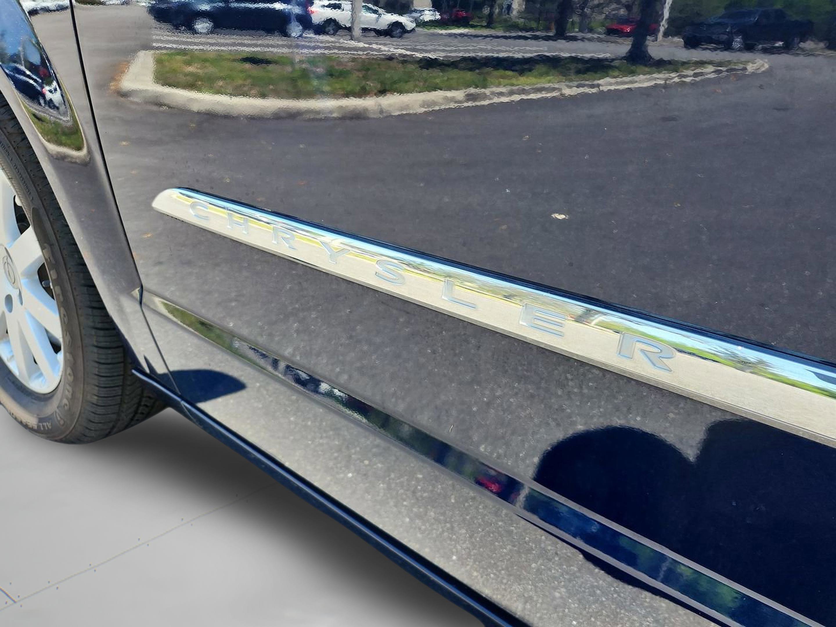 Used 2015 Chrysler Town & Country Touring w/ Driver Convenience Group FWD image 29