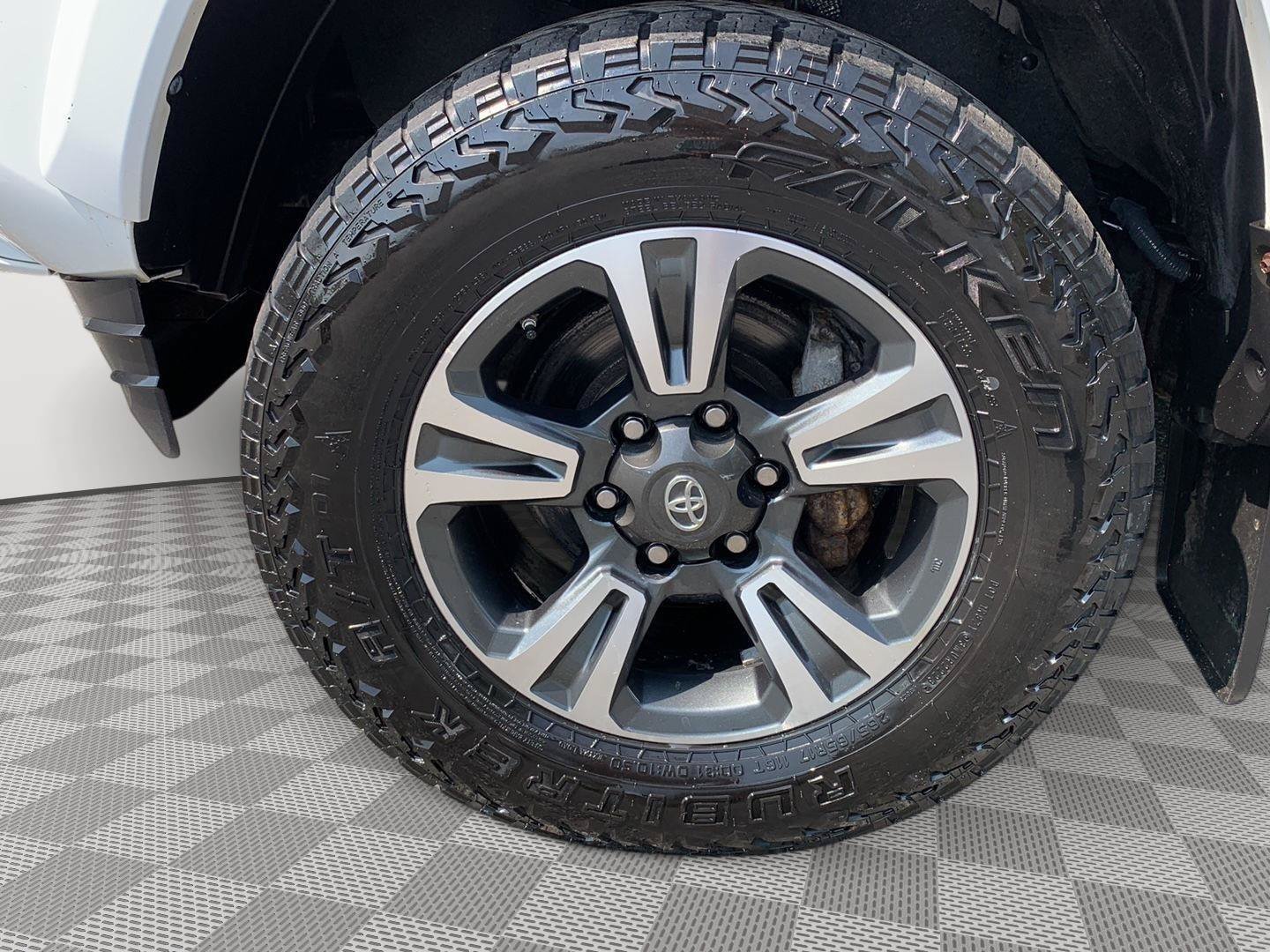 Used 2017 Toyota Tacoma TRD Sport w/ Tow Package AWD/4WD image 10
