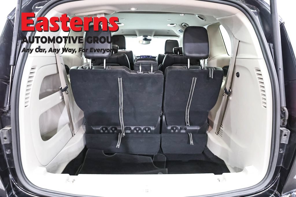 Used 2023 Chrysler Pacifica Touring-L FWD image 9