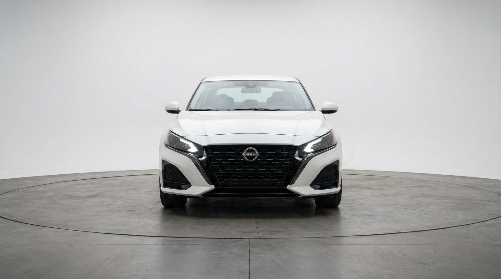 Used 2025 Nissan Altima 2.5 SV FWD image 2